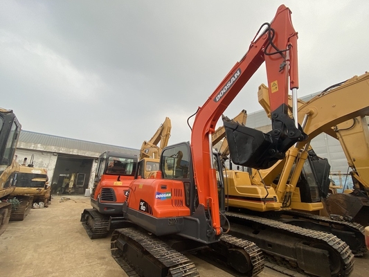 6 тонн оригинальный использованный экскаватор Doosan DX60 с мощностью двигателя 39,7 кВт и емкостью в 0.21 м3