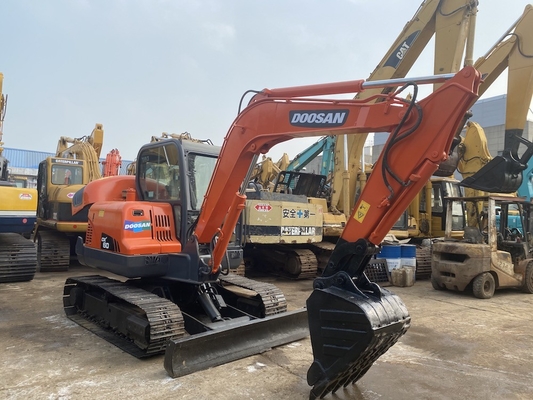 6 тонн оригинальный использованный экскаватор Doosan DX60 с мощностью двигателя 39,7 кВт и емкостью в 0.21 м3
