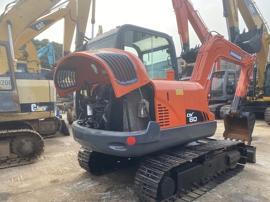6 тонн оригинальный использованный экскаватор Doosan DX60 с мощностью двигателя 39,7 кВт и емкостью в 0.21 м3
