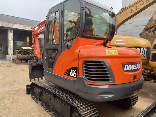 6 тонн оригинальный использованный экскаватор Doosan DX60 с мощностью двигателя 39,7 кВт и емкостью в 0.21 м3