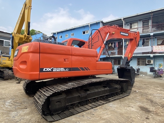 22 тонны оригинальный использованный экскаватор Doosan DX225 с двигателем мощностью 157 кВт и емкостью ведра 1,05 м3